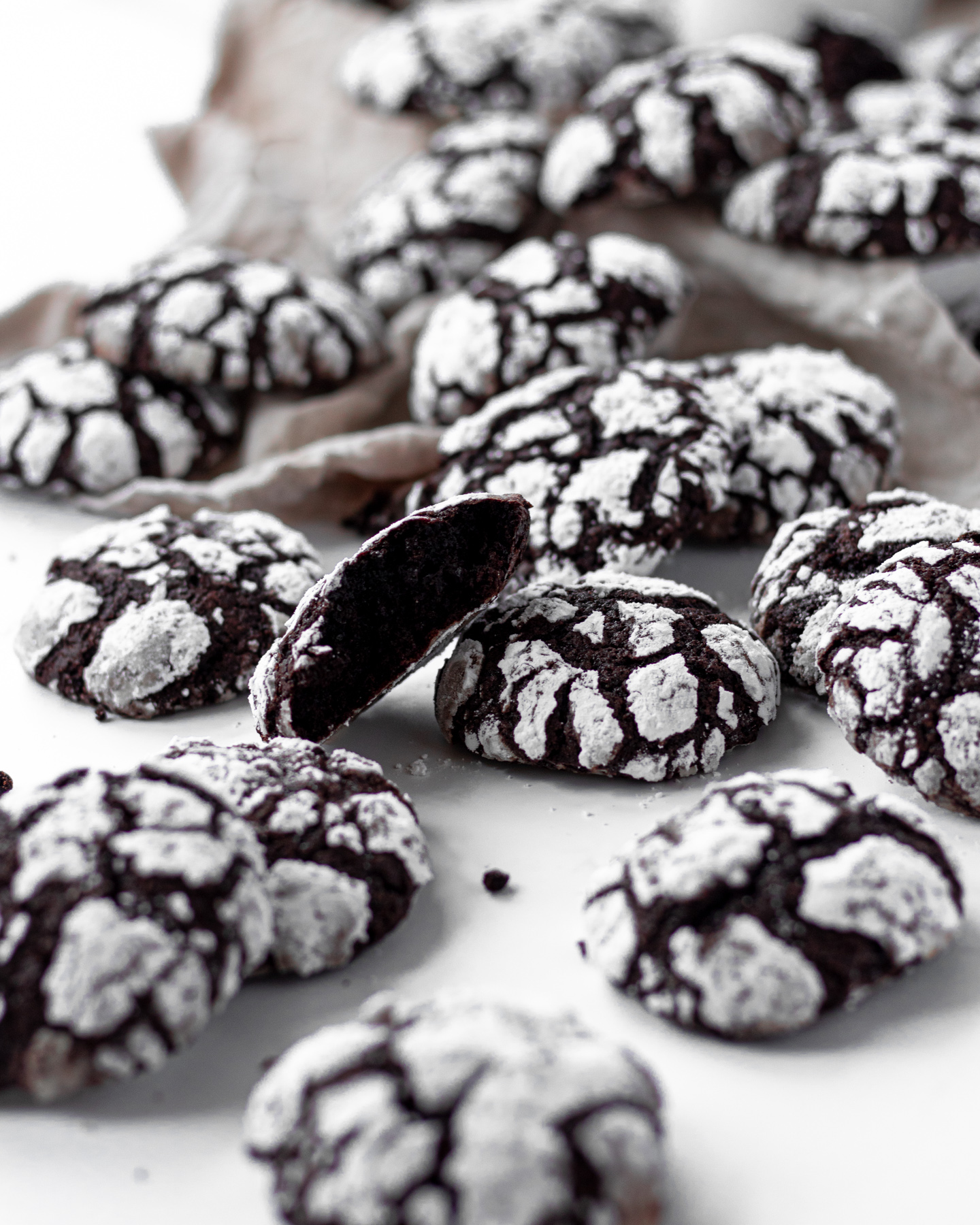 Gluten Free Chocolate Crinkle Cookies - Sisters Sans Gluten